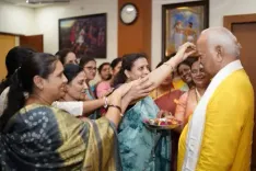 रक्षाबंधन पर तिब्बती महिला संघ और भारत तिब्बत सहयोग मंच की बहनों ने मोहन भागवत को बांधी राखी