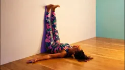 क्या आप अनिद्रा और खराब रक्त संचार से परेशान हैं? आजमाएं 'लेग्स अप द वॉल' आसन