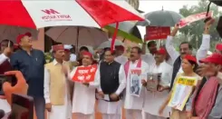 राम मंदिर चढ़ावा चोरी: सपा सांसदों का संसद परिसर में प्रदर्शन, निष्पक्ष SIT जांच की माँग