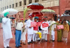राम मंदिर चढ़ावा विवाद: सपा सांसदों का संसद के बाहर प्रदर्शन, अमित शाह से सदन में जवाब की मांग
