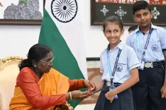 राष्ट्रपति द्रौपदी मुर्मु ने बच्चों संग मनाया रक्षाबंधन, बोलीं — 'राखी का धागा भाई-बहन से परे, प्रकृति से भी जोड़ता है'