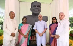 क्या राष्ट्रपति द्रौपदी मुर्मू ने केरल राजभवन में पूर्व राष्ट्रपति केआर नारायणन की प्रतिमा का अनावरण किया?