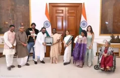 गायक हरिहरन ने राष्ट्रपति द्रौपदी मुर्मू को भेंट किया 'वंदे मातरम' का स्पेशल विनाइल एडिशन
