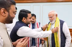 राष्ट्रीय हथकरघा दिवस पर PM मोदी को मंगलगिरी शॉल भेंट, राज्यसभा सांसद विजय चिंतकायला ने की मुलाकात
