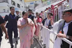 मां वैष्णो देवी दर्शन के बाद बोलीं CM रेखा गुप्ता — मोदी नेतृत्व में देश की खुशहाली की मांगी दुआ