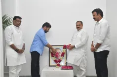 Revanth Reddy pays floral tribute to S. Jaipal Reddy on death anniversary