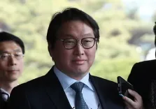 What is the significance of the South Korean business chief's visit to China before the APEC CEO Summit?