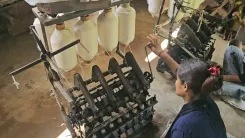 क्या 103 साल बाद भी महोबा के गांधी आश्रम में महिलाएं चरखा चला रही हैं?