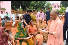 योगी आदित्यनाथ का गोरखपुर जनता दर्शन: 200 लोगों की समस्याएं सुनीं, भू-माफिया पर कठोर कार्रवाई के निर्देश