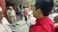 दिल्ली सफाईकर्मी हत्या: 'आप' का आरोप — पुलिस ने जबरन कराया अंतिम संस्कार, विधायक कुलदीप कुमार हिरासत में