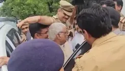 समाजवादी पार्टी का प्रतिनिधिमंडल बरेली जाने पर अड़ा, पुलिस ने लगाया पहरा