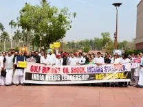 संसद में हंगामे के बीच पश्चिम एशिया संघर्ष पर विपक्ष का प्रदर्शन