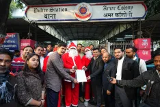 क्या 'सांता क्लॉज' के साथ थाने पहुंचे सौरभ भारद्वाज, ईसाई महिलाओं-बच्चों से बदसलूकी के मामले में दी शिकायत?