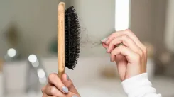सर्दियों में बालों के झड़ने का कारण क्या है?