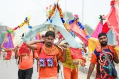 ग्रेटर नोएडा : शिवरात्रि पर बारिश के बीच भक्ति का सैलाब, पुलिस की मुस्तैदी ने संभाली व्यवस्था