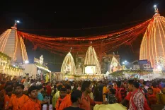 सावन की पहली सोमवारी पर बाबा बैद्यनाथ धाम में उमड़े 2-3 लाख श्रद्धालु, 10 किमी लंबी कतार
