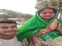 क्या चंदा यादव स्कॉर्पियो में बैठकर जनसंपर्क कर रही हैं और खेसारी लाल के लिए जनता से अपील कर रही हैं?