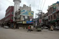 How do Security Risks and Political Uncertainty in Pakistan Affect Investors?