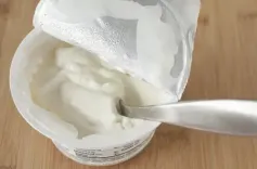 सेहत का खजाना है दही, लेकिन गलत वक्त पर खाने से बन सकता है बीमारी की वजह