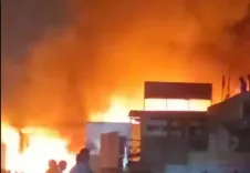 शाहबेरी फर्नीचर मार्केट में भीषण आग: आठ दुकानें राख, 30 दमकल गाड़ियों ने घंटों बाद पाया काबू