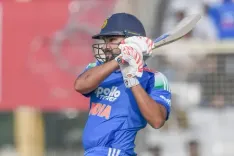 शाहिद अफरीदी को पछाड़कर रोहित शर्मा बने वनडे फॉर्मेट में 'सिक्सर किंग'