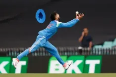 शानदार कैच लपकने के बाद चोटिल हुए श्रेयस अय्यर, दर्द से तड़पते हुए छोड़ना पड़ा मैदान