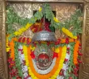 क्या वाराणसी के मंदिर में शारदीय नवरात्रि के पहले दिन भक्तों की भारी भीड़ उमड़ी?