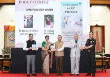क्या शौर्य दिवस 2025 पर सेना प्रमुख ने तीन पुस्तकों का अनावरण किया और उन्हें शौर्य एवं नवाचार का प्रतीक बताया?
