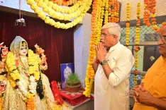 Shekhawat Offers Navami Prayers at Ratanada Durga Pandal