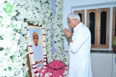 Shekhawat pays condolences at Bhati family home in Bikaner
