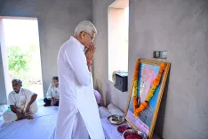 Shekhawat pays condolences in Phalodi-Bap tour