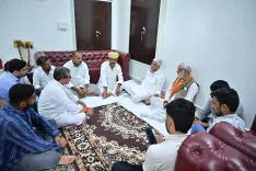 Shekhawat pays tribute to departed souls in Jodhpur