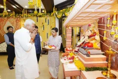 Shekhawat visits Varsha for Ganpati darshan with CM Fadnavis
