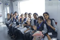नमो भारत पर श्रमिकों के 100 से अधिक बच्चों की शैक्षिक यात्रा, मेरठ में स्वच्छता का संदेश