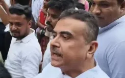 क्या शुभेंदु अधिकारी ने मृतक संजय भौमिक के परिजनों से मुलाकात की, ममता सरकार पर किया हमला?