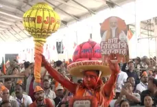 सिलीगुड़ी में पीएम मोदी की रैली: पेंटिंग्स और जनसैलाब का अद्भुत संगम