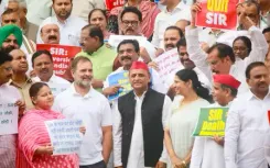 एसआईआर पर घमासान : विपक्ष ने लगाया वोटर लिस्ट में फेरबदल का आरोप, भाजपा ने कहा- विपक्षी नेता फैला रहे भ्रम