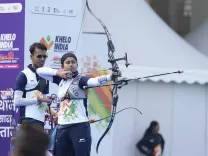 How does Anshika Kumari maintain her focus despite setbacks?