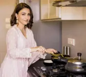 सोहा अली खान का अनोखा कुक अवतार, खाना बनाते हुए आईं नजर!