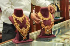 क्या सोना और चांदी खरीदारों के लिए राहत आई है, कीमतों में गिरावट क्यों हुई?
