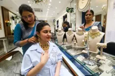 सोने-चांदी की कीमतों में स्थिरता का संकेत, इस हफ्ते मिलाजुला रहा प्रदर्शन 