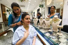 क्या सोने की कीमतों में गिरावट आई है, और चांदी 2 लाख रुपए प्रति किलो के पार कैसे पहुंची?