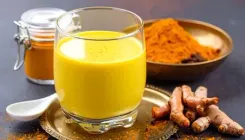 सोने से पहले हल्दी वाला दूध पीने के जबरदस्त फायदे, डिप्रेशन समेत इन समस्याओं से मिलेगी राहत