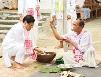 Sonowal attends Tiloni ceremony for late elder brother in Assam