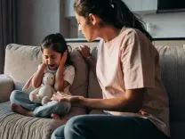 सोते समय बच्चा बिस्तर पर कर देता है यूरिन? सिर्फ तन की नहीं, मन की भी है परेशानी