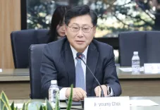 What Global Financial Issues Did South Korea and Japan Discuss?