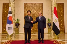 How did South Korean President Lee and Egyptian counterpart El-Sisi agree to enhance regional peace cooperation?