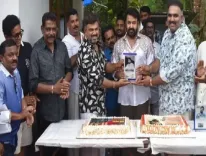 साउथ सुपरस्टार मोहनलाल से शूटिंग सेट पर मिलने पहुंचे उनके फैंस, केक काटकर किया सेलिब्रेशन
