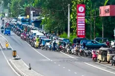 श्रीलंका में फ्यूल क्यूआर कोड प्रणाली बनी समस्या: सेकंड-हैंड वाहन मालिकों को मिल रही कठिनाई