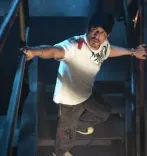 Did SRK's witty response to a fan's request for a room in Mannat leave you in splits?